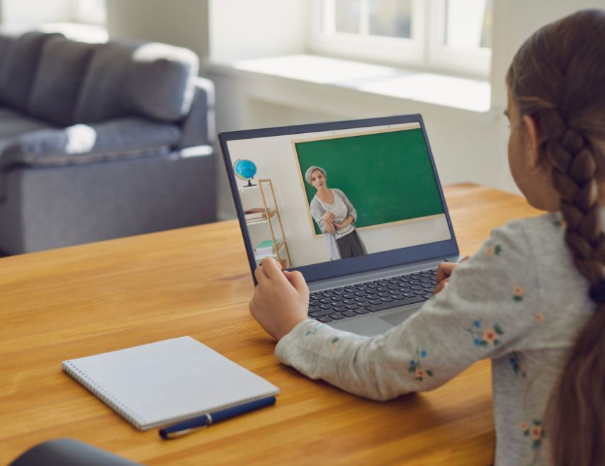 How Parents Can Support Their Child’s Reading Journey with Online Tutors